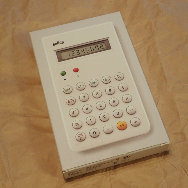 ASCII.jp：“自称復刻版”のブラウン電卓「ET55」（？）を衝動買い！ (1/2)