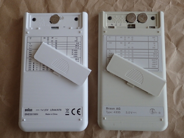 オリジナルモデルの時代（1983年）は1.5Vのボタン電池2個の3.0Vで動作していた（右）。左は1.5Vのボタン電池1個の復刻モデル。本体重量は復刻モデルのほうが重い