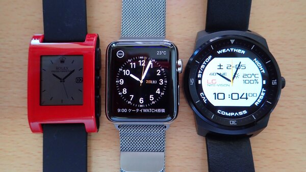 筆者愛用のスマートウォッチ3台。左から「Pebble」「Apple Watch」「LG G Watch R」……好みの問題は別にして、日本語に正式には対応していないPebbleを除いて、Apple WatchとGoogle WatchであるLG G Watch Rはできることはほとんど同じ。筆者の個人的感覚では、できそうもないのに“できる”と言っちゃうAndroid、できていないこともできそうに思う人の多いApple Watchって感じだ
