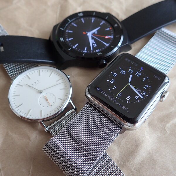 腕時計をつける習慣がばくなって久しいが、最近は廉価でいい時計が日本市場にも登場しており、久々の腕時計ブームだ。左は1万数千円で買える良質シンプル腕時計