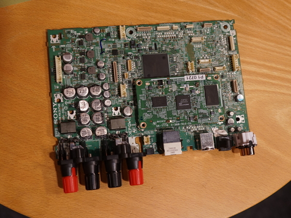 CMT-SX7の基板。スピーカー端子はスクリュータイプ