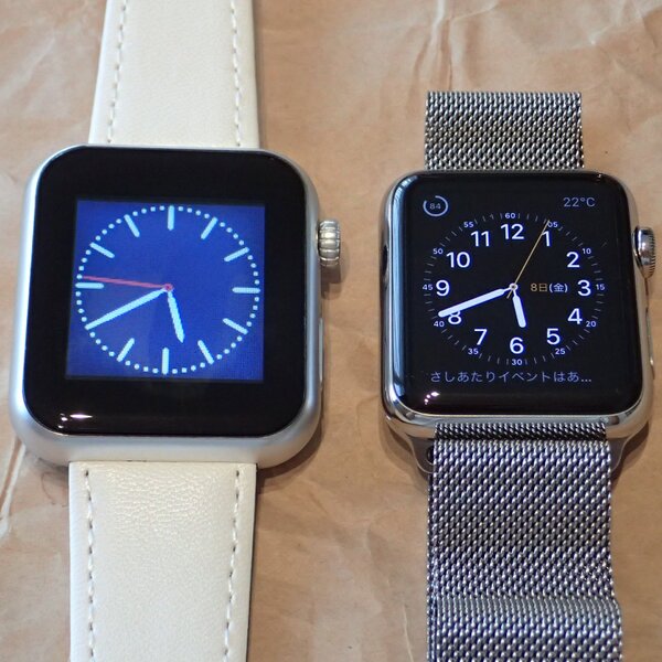 Apple Watch（右）とのウォッチフェイスの比較。モニター解像度と品質の関係で比較は可愛そうだ