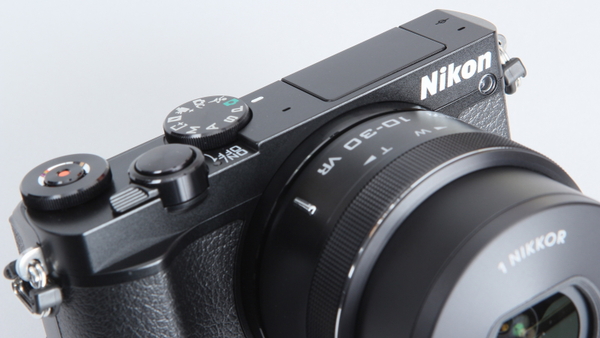 ASCII.jp：コンパクトながら多機能なミラーレス機「Nikon 1 J5」を徹底 