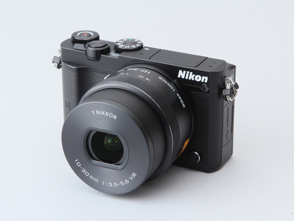 ニコン「Nikon 1 J5」。直販サイトで5万4540円（ボディーのみ）。1型センサー採用のミラーレス機。センサーサイズは小さめだが、写りは大型センサーにも負けない性能を持っている。ダイヤル中心の操作系とシンプルなデザイン、自分撮り可能な可変液晶や4K動画の撮影機能も備えている