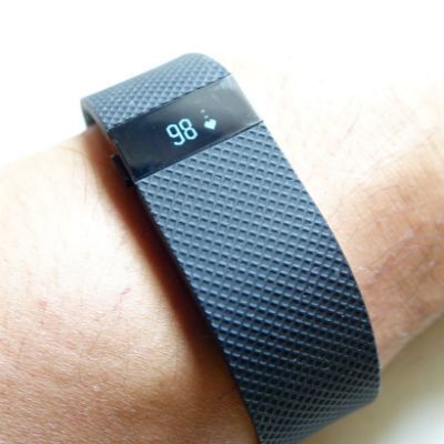 精度はかなり正確！　睡眠を自動検知する心拍計「Fitbit Charge HR」