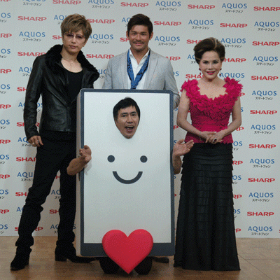 Ascii Jp Gacktさんと照英さんがデヴィ夫人のエモパーに エモ動 告知イベント 1 2