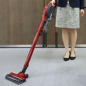 ASCII.jp：シャープ、重心を見直し軽々と持てるスティック掃除機