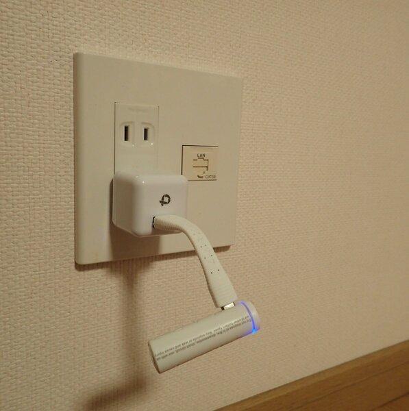 壁面のACアウトレットから充電する場合は、一般的なUSB／ACアダプターから充電する