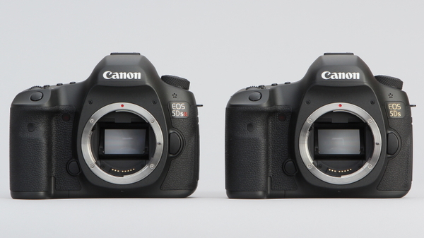 ローパスフィルター採用の「EOS 5Ds」（右）とローパスフィルターなしの「EOS 5DsR」（左）。直販サイトでは5Dsが50万5440円、5DsRが53万7840円（ともにボディのみ）。35mmフィルムカメラベースのデジカメとしては最高画素数になる約5060万画素のCMOSセンサーを採用する
