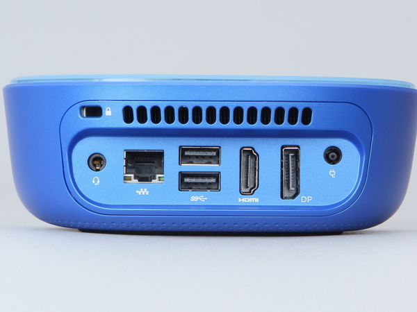 本体背面には音声入出力と有線LAN、USB 3.0端子×2、HDMI、DisplayPort、電源コネクターがぎっしりと配置されている