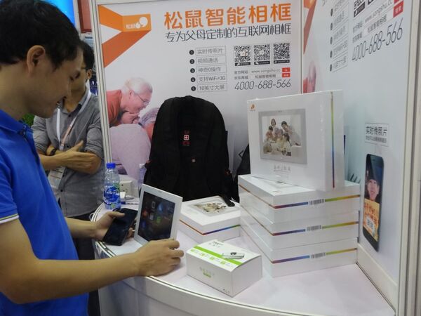 中高年向けのビデオチャットもできるデジタルフォトスタンド