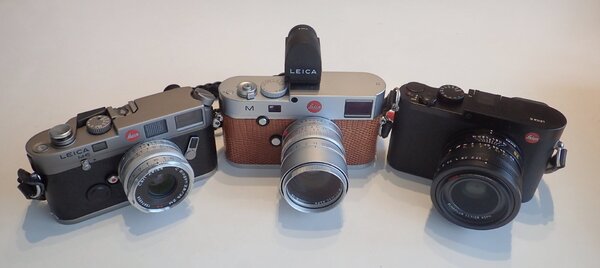 ライカフィルムカメラの「M6」（左）、「Leica M」(Type 240)（中央）、そしてLeica Q（Type 116)（右）。Leica Mはオリンパス製EVFを搭載している。デザイン的に可否は分かれそう……