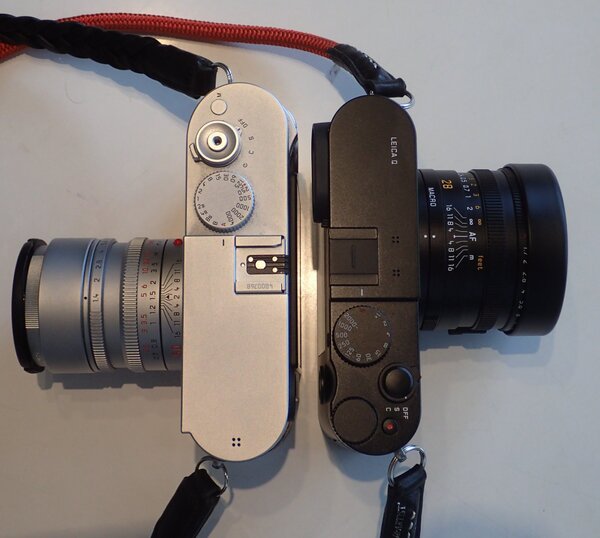 Leica Q（右）はLeica M（左）より確実にひとまわり小さい。レンズ込みだと1200gと640gの大きな差がある