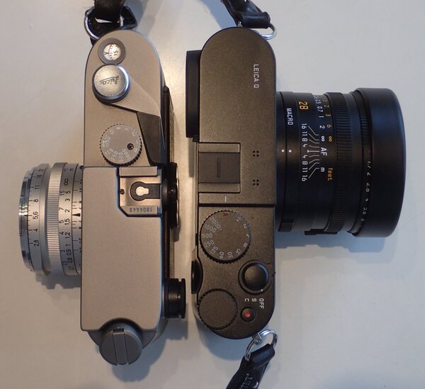 Leica Q(右）はフィルムカメラのLeica M6（左）とほぼ同じだ。しかし、レンズ込みだとフィルムカメラのほうがまだ100gほど重い