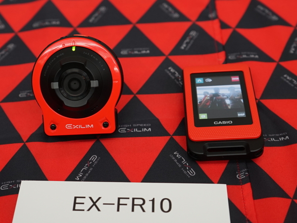 2014年発売の「EX-FR10」。QV-10でやりたかったコミュニケーション機能や分離仕様などを盛り込んだ