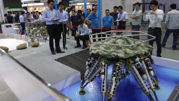 名門上海交通大学による各脚を屈伸し移動するロボット