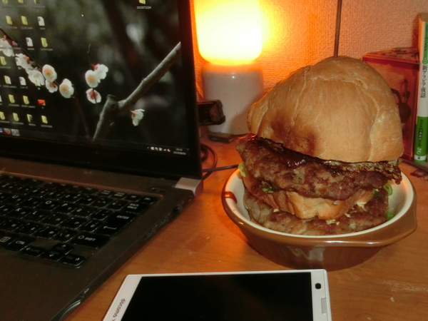 巨大ハンバーガーを作ってみた。かなり美味い！