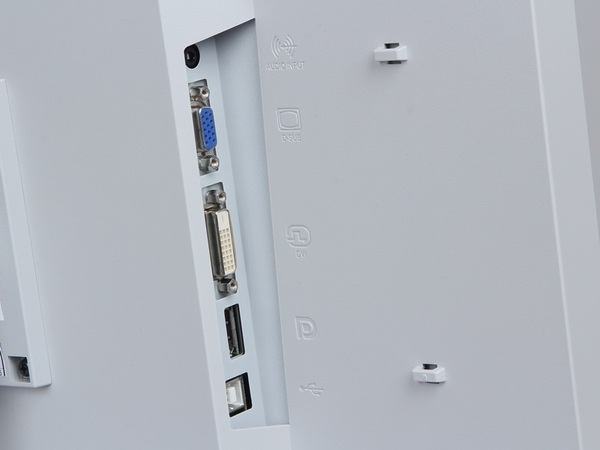 本体左側面には、D-sub、DVI-D、DisplayPort、USBがある