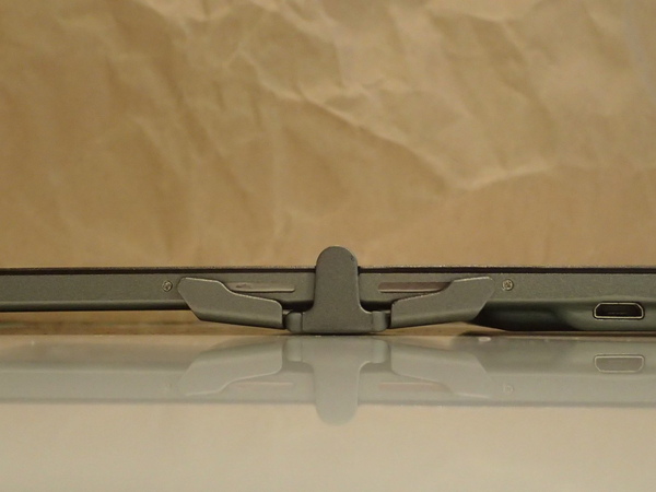 通常の使用時、キートップを上にして置いてみると、ヒンジ部分が机上に接して水平を保つようになる