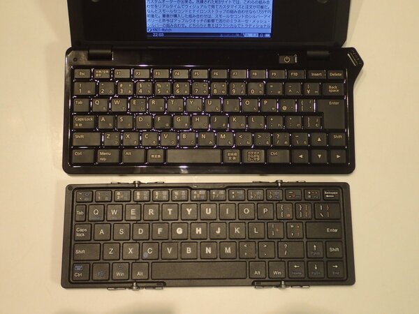 GK-930-BKはキーボードユーザーに評判の「ポメラDM1000」（上）と比べても優秀だ