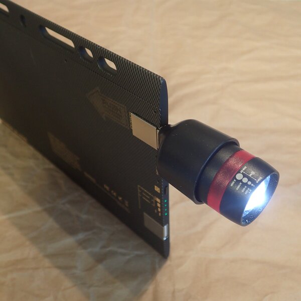 携帯には便利なスレート型モバイルUSBバッテリーだが、USB望遠LEDライトは物理的に挿入はできるが、決して使えるとは言いがたい