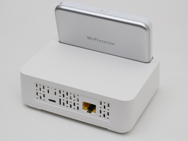 ドコモのWi-Fi STATION HW-02Gは有線LANのあるクレードルが付属する