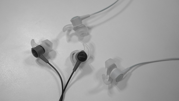 「Bose SoundTrue Ultra in-ear Headphones」。Apple用はチャコール（左）とフロスト（右）の2色を用意
