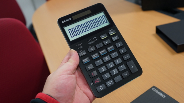 カシオ計算機のフラッグシップ卓上電卓「S100」。思ったよりも軽い印象