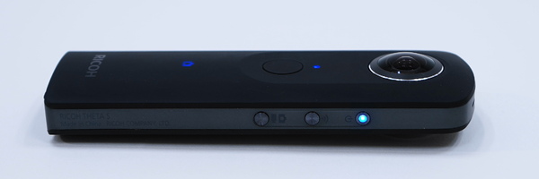 右側面には電源ボタン、無線ボタン、撮影モード切替ボタンがある。電源オン時には青色LEDが点灯し、けっこう輝度は高い