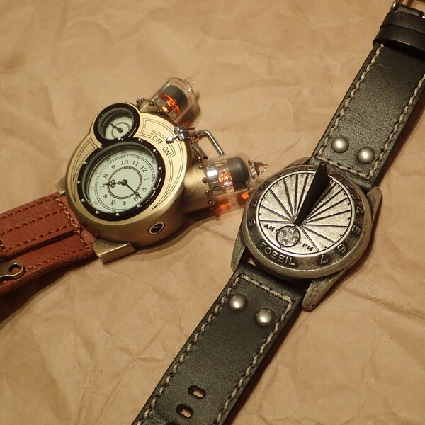 筆者が長年愛用しているフォッシルの“日腕時計”（右）と張り合うおバカ度