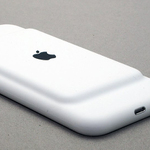 iPhone用純正バッテリーケースの“不都合な膨らみ”