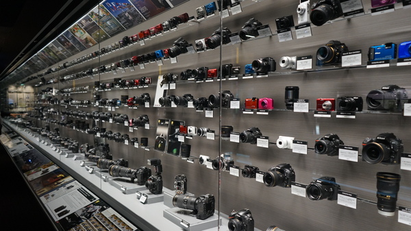 ニコン歴代のカメラ＆デジカメが並ぶ「ニコンミュージアム」