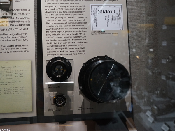 1931年に誕生した「NIKKOR」レンズ。当時の社名の略称（日本光学工業→日光）に写真レンズの末尾によく使われていた「R」を足したのが名前の由来