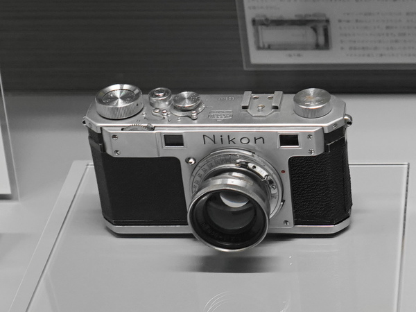 ニコン初の小型カメラ「Nikon Model 1」（1948年）。Nikonブランドが初めて使われた