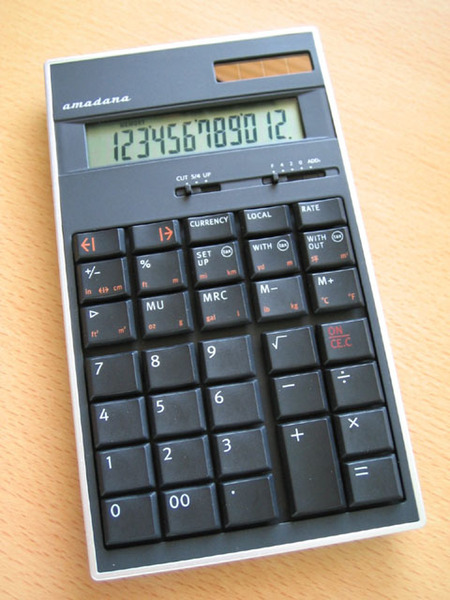 Amadanaの電卓。一見してパソコンのキートップのような精巧な感じを受けるが、キーの品質は低い。機能に優先するデザインはないとわかる例だ
