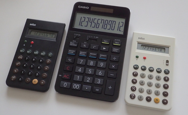 世界の電卓ユーザーに愛されたディーター・ラムスのブラウン電卓「ET66」（左）カシオ「S100」（中央）、ブラウン「ET55」のホワイトモデル（右）。中央のS100はかなり大きい電卓だ