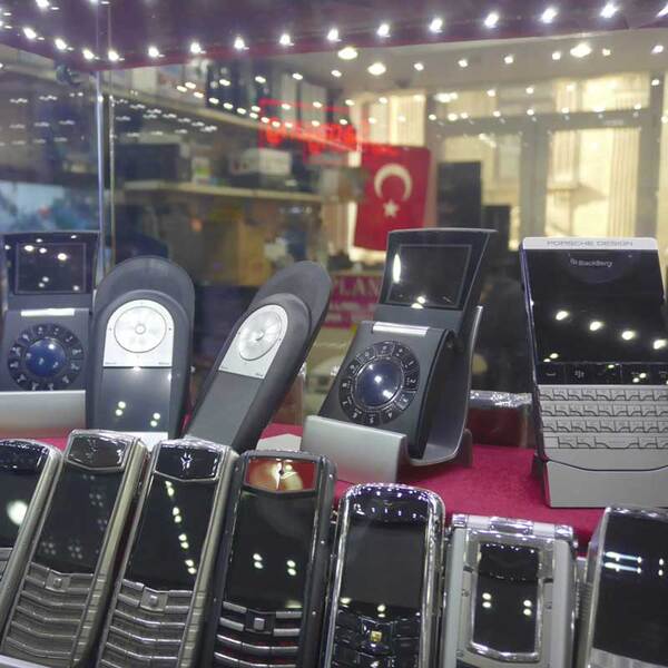 BlackBerryやノキアもある！ イスタンブールのスマホビルを君は知っているか