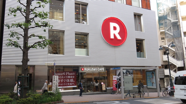 格安SIMでも自前の実店舗を持つところもある。楽天モバイルはカフェと一体化した契約窓口を渋谷に設置している
