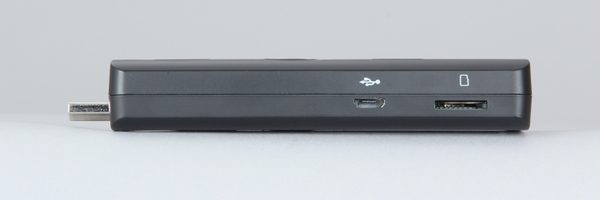 HDMI端子側を本体正面としたときの本体右側面。左からMicroUSBポート、microSDカードスロット
