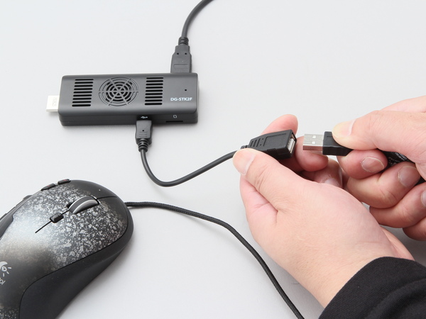 マウスを接続。同梱されていたMicroUSB－USB（メス）変換ケーブルを使って接続している