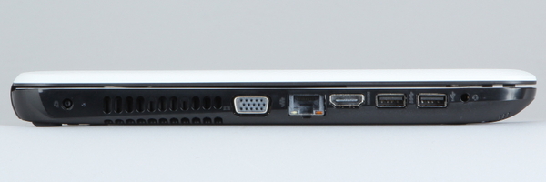 本体左側面。電源コネクター、アナログRGB、有線LAN、HDMI出力、USB 3.0、USB 2.0、ヘッドホン/マイクなど主要端子が並ぶ