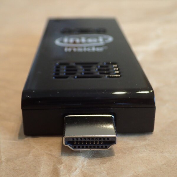 Intel Compute Stickの最大の特徴であるHDMIコネクター。長さは十分だが、ロック（施錠）機構がないために、テレビのHDMI端子に確実に固定しづらい問題がある