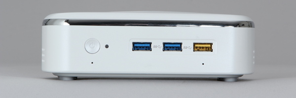 本体正面。左から電源スイッチ、USB3.0×3。いちばん右の黄色いUSB 3.0ポートは「EZ Charger」に対応している。正面下部の2つの小穴はマイク