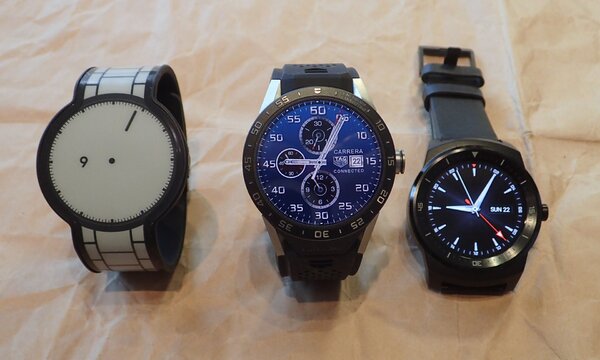 コネクテッド（中央）は右側のLG「G Watch R」と同じAndroid Wear準拠のスマートウォッチだ。左側の電子ペーパーを採用した新しい腕時計コンセプトの「FES Watch」とは異なる