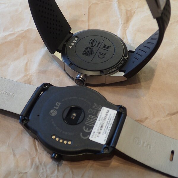 同じAndroid Wearの腕時計だが、手前のLG G Watchと奥のコネクテッドでは接点の数が異なる。コネクテッドには裏面中央に心拍センサーがないことがすぐに分かる