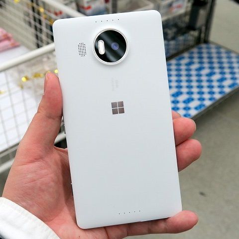 ASCII.jp：超ハイエンド！ マイクロソフト純正のWindowsスマホ ...