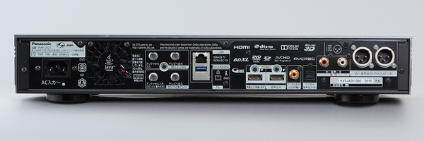 背面の接続端子。HDMI出力は2系統で、映像・音声の独立出力も可能。アナログ音声出力はアンバランス（RCA端子）、バランス（XLR端子）も備える。このほか、LAN端子、USB 3.0端子なども備える