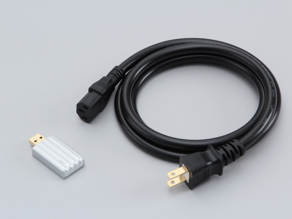 付属する極太の電源ケーブルと、USBコンディショナーMKII。付属品も音質にこだわったパーツが用意されている