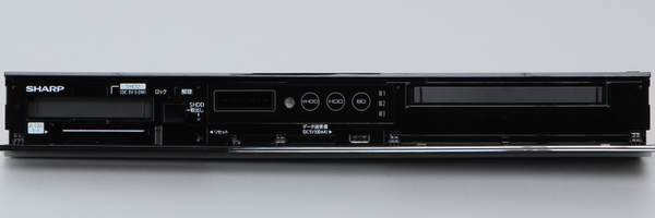 前面パネルを開けた状態。左から、スロットインHDD、ディスプレー／インジケーター、ディスクトレーとなる。下部にはB-CASカード、USB端子がある