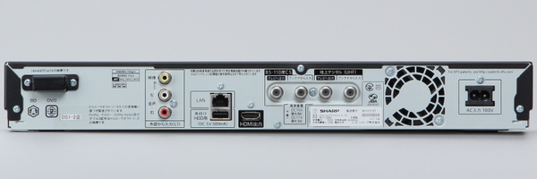 背面の接続端子。アンテナ入力やHDMI出力などの主要な装備は他と変わらないが、光デジタル音声出力が省略されている。外付けHDD用のUSB端子もある。Wi-Fiアンテナも装備